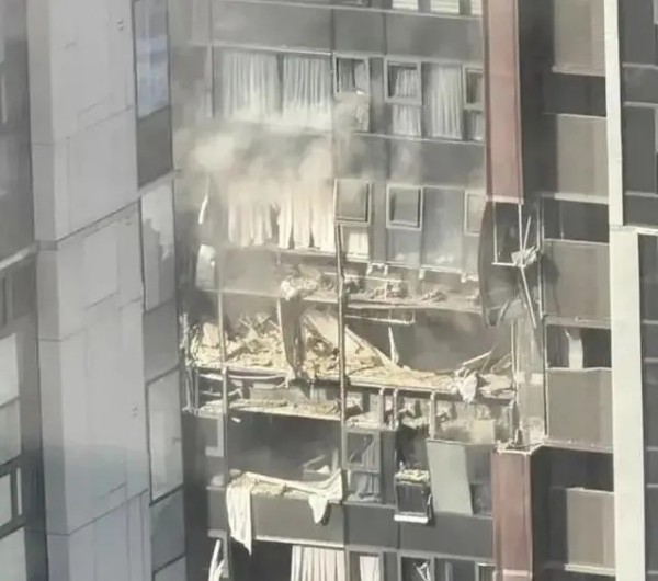 突发！深圳一住宅楼发生爆炸，目击者：有人从楼上坠落